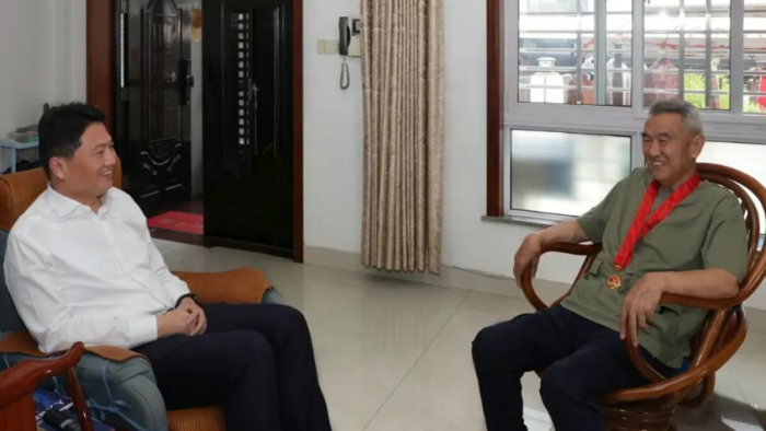 姜冬冬看望慰问老党员并颁发“光荣在党50年”纪念章